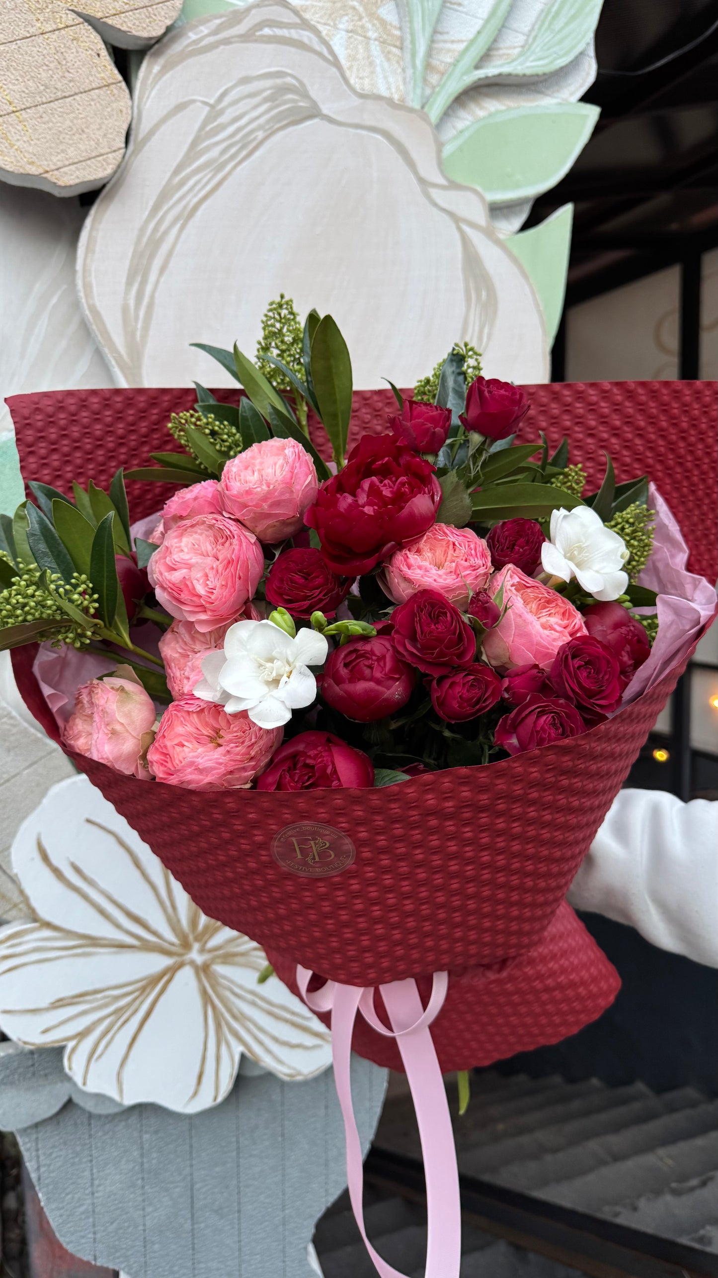 Авторський букет з півонією, трояндами та ароматною фрезією
