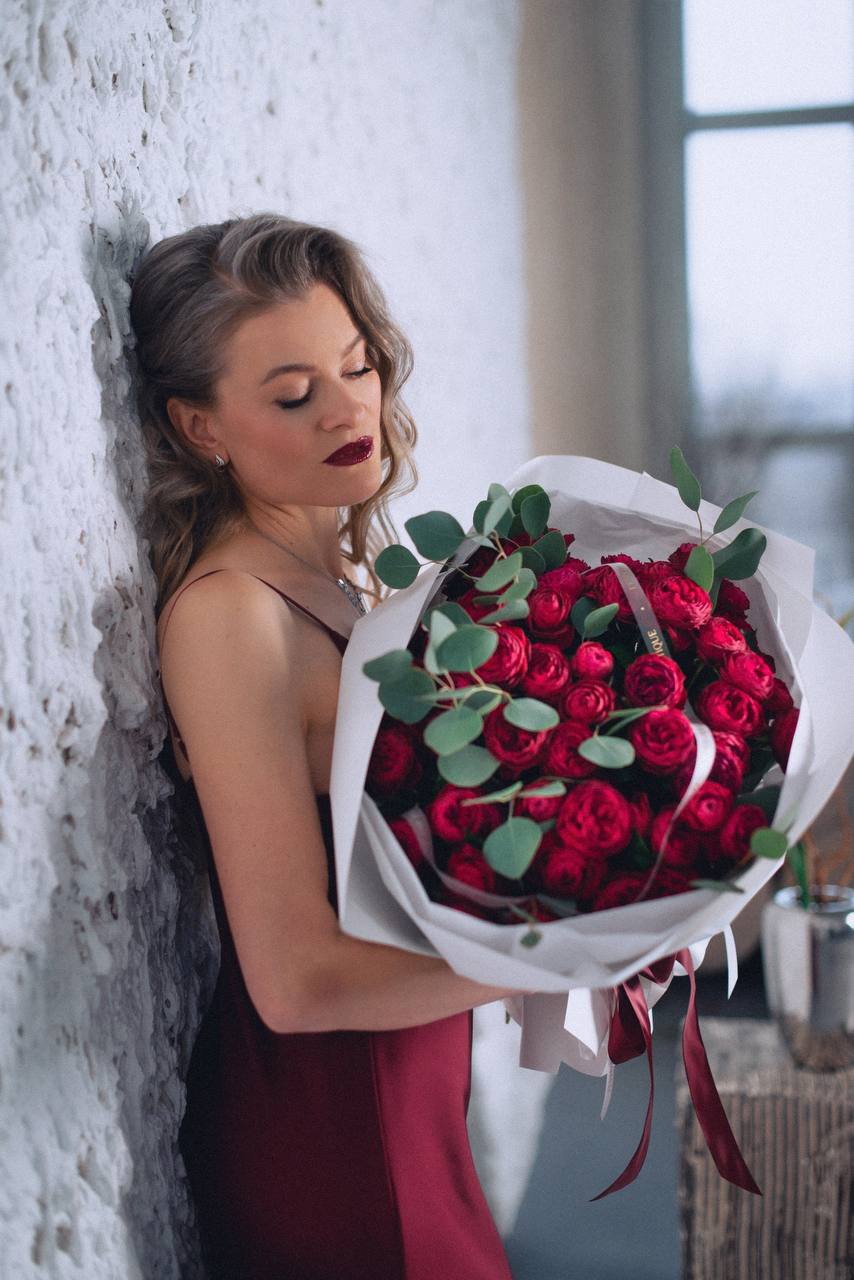 Монобукет з гілкової півонієвидної троянди Cherry