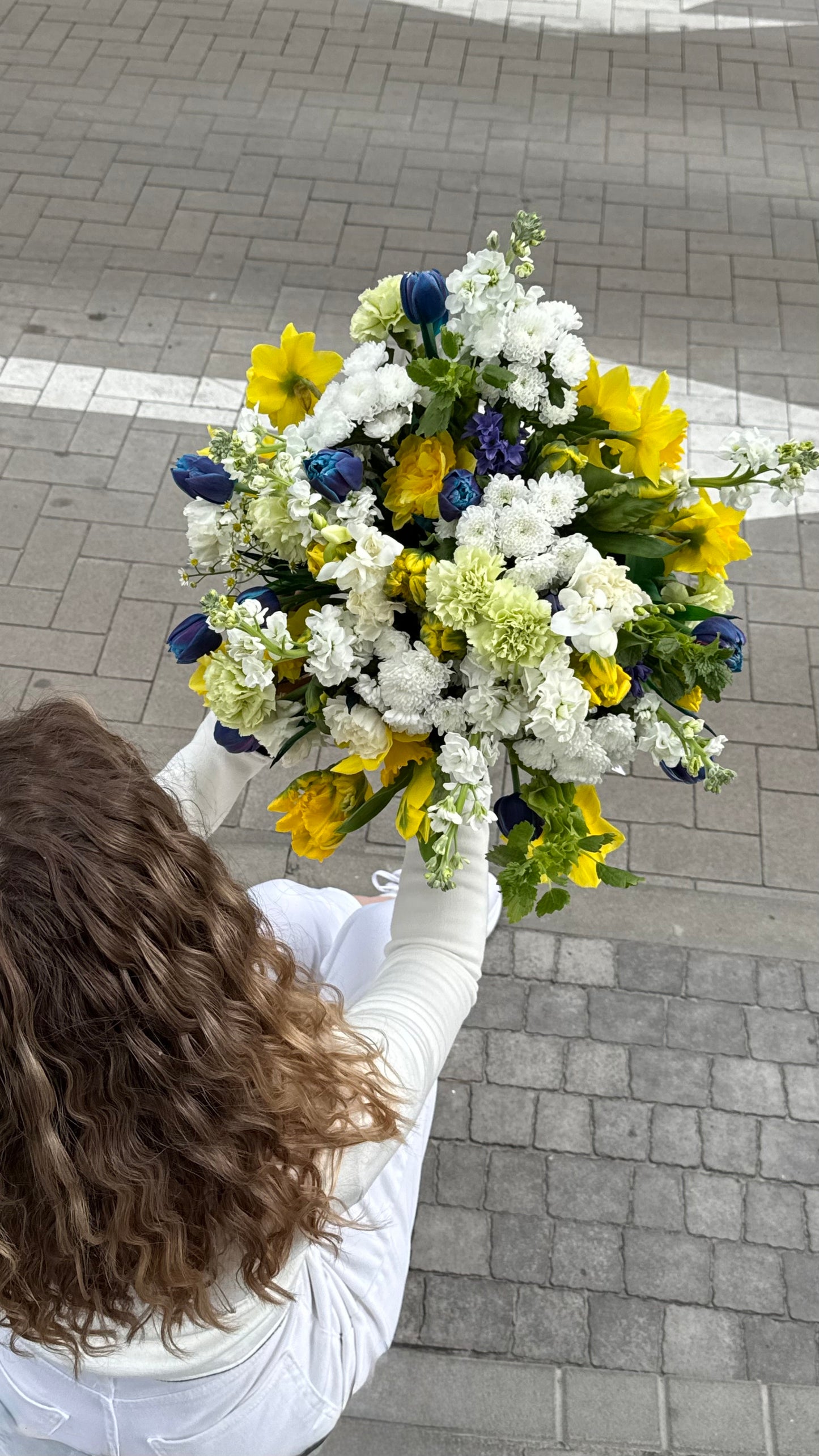 Весняний комбінований букет з нарцисами та тюльпанами