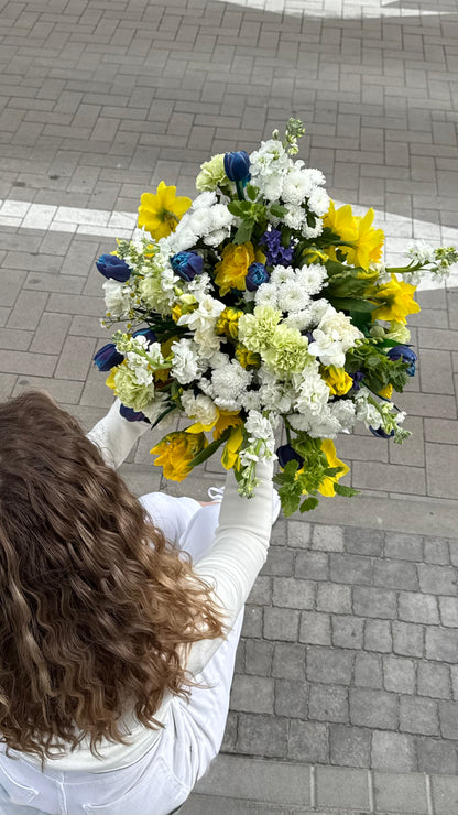 Весняний комбінований букет з нарцисами та тюльпанами