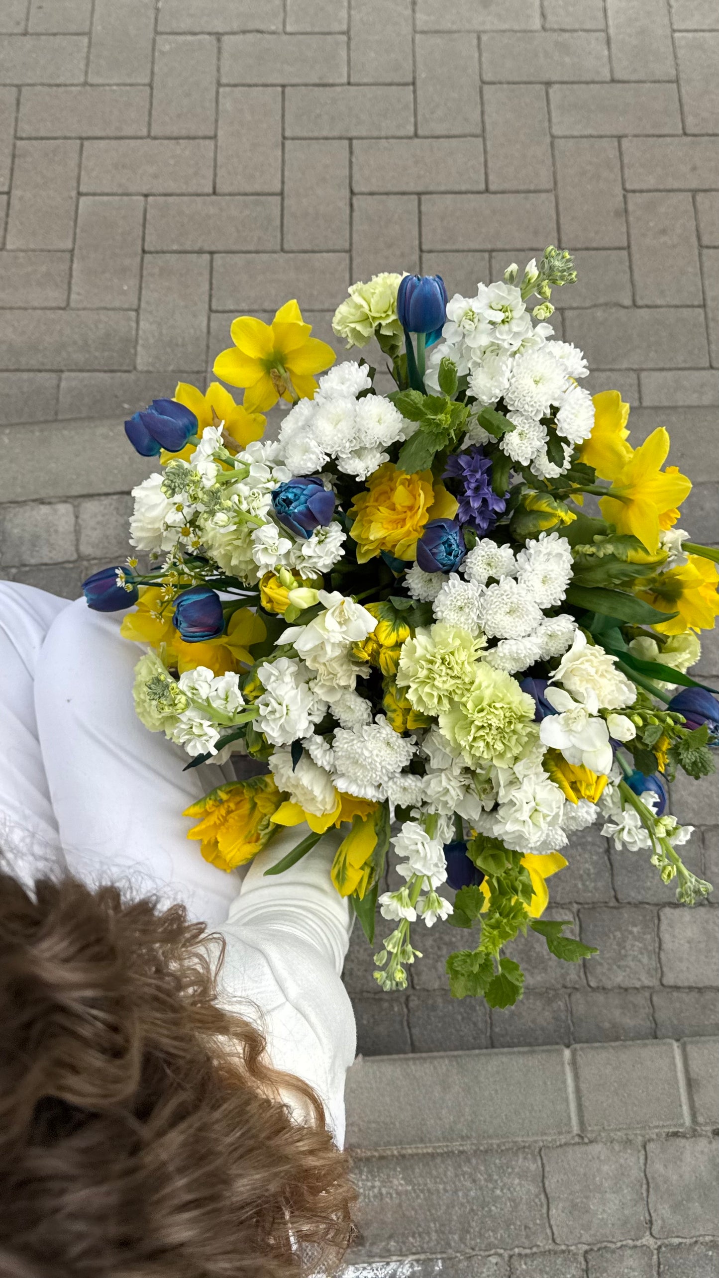 Весняний комбінований букет з нарцисами та тюльпанами